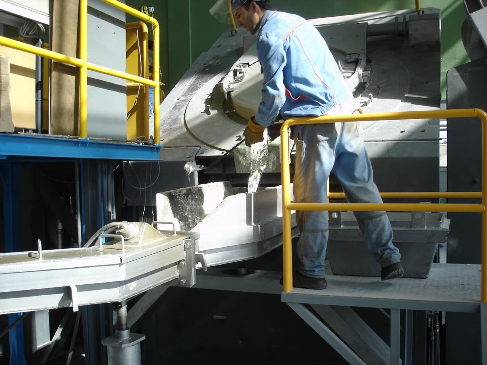 Operator pouring molten aluminium into the launder