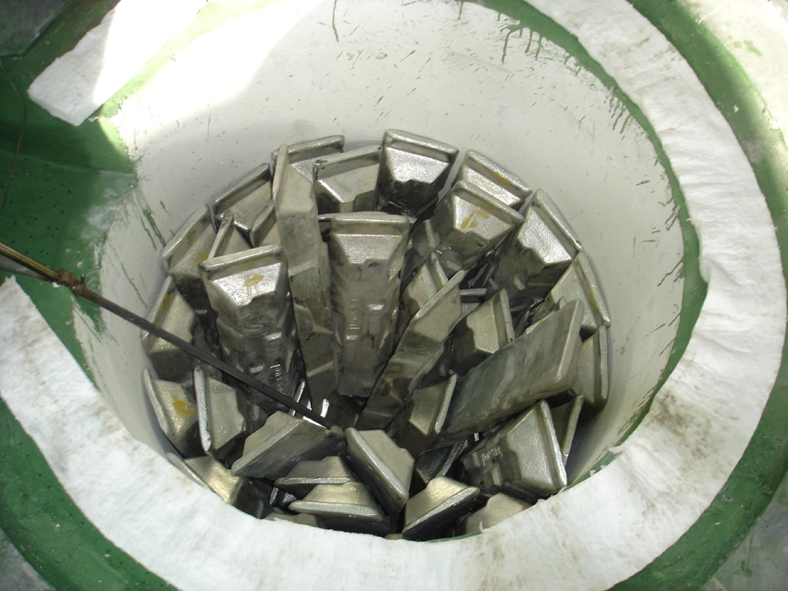 Coreless crucible charged with aluminium ingots