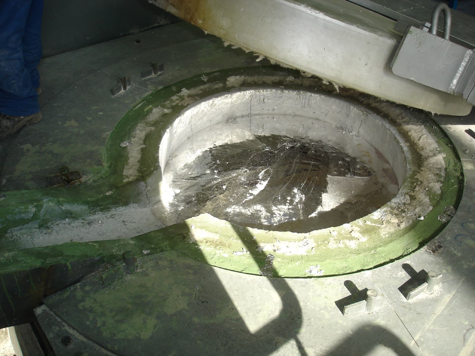 Refractory crucible lining of an aluminium furnace