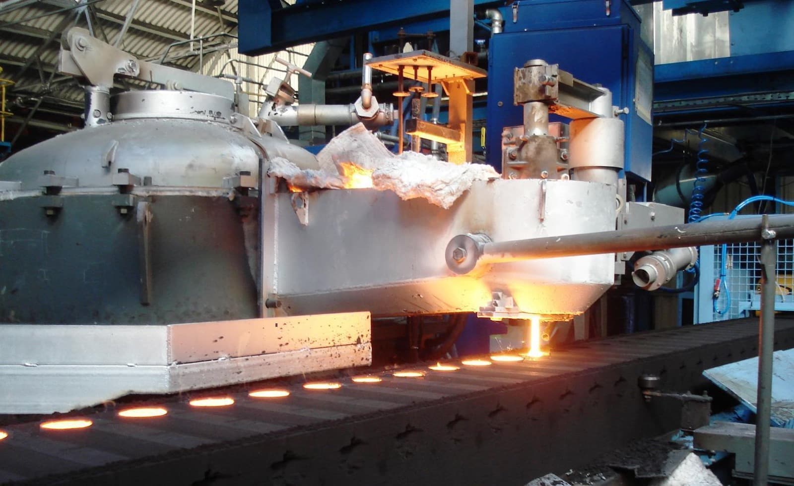 CAP single-spout press-pouring in operation