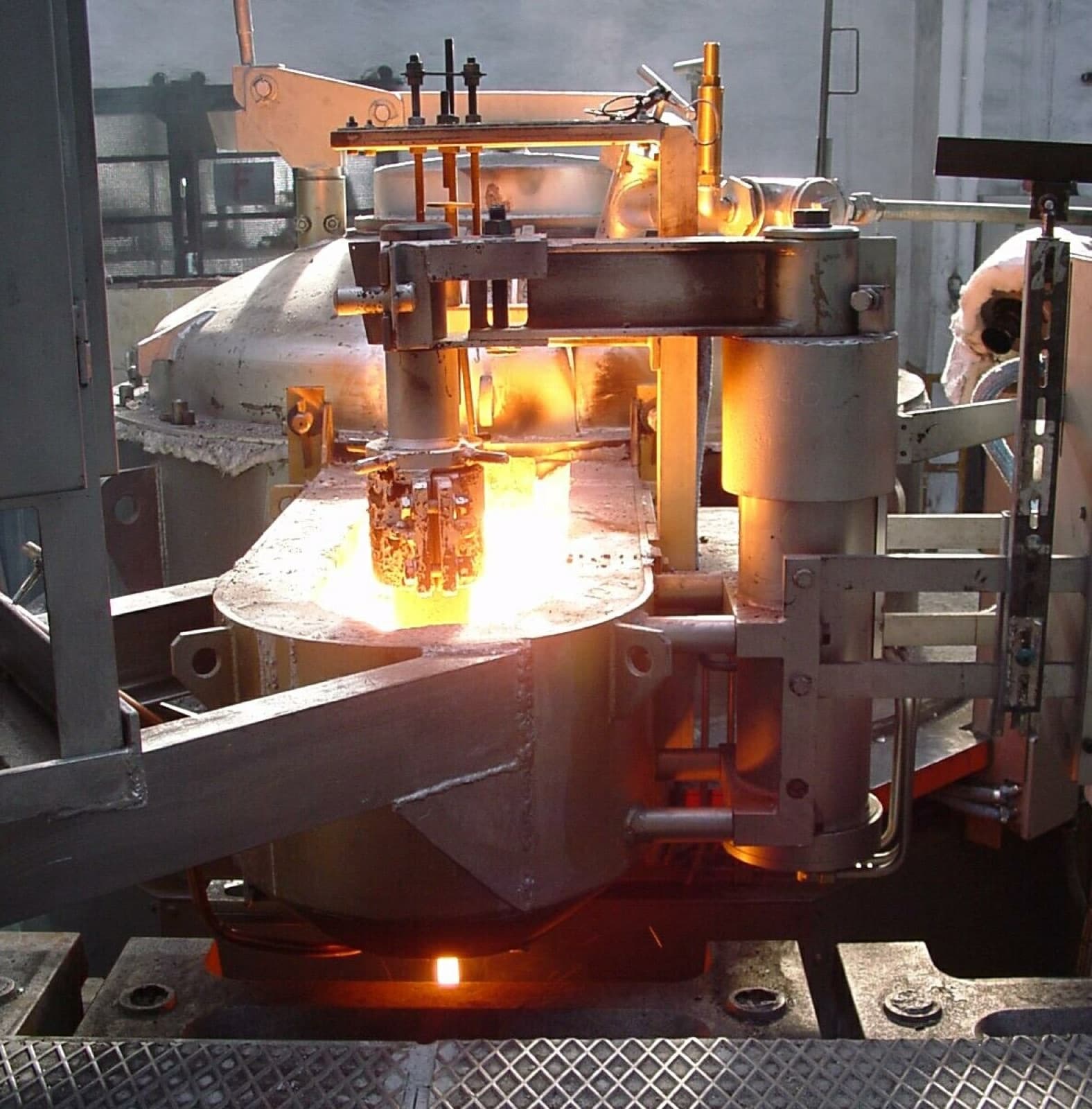 CAP stopper-rod and heated discharge siphon during a live press-pour, CIME