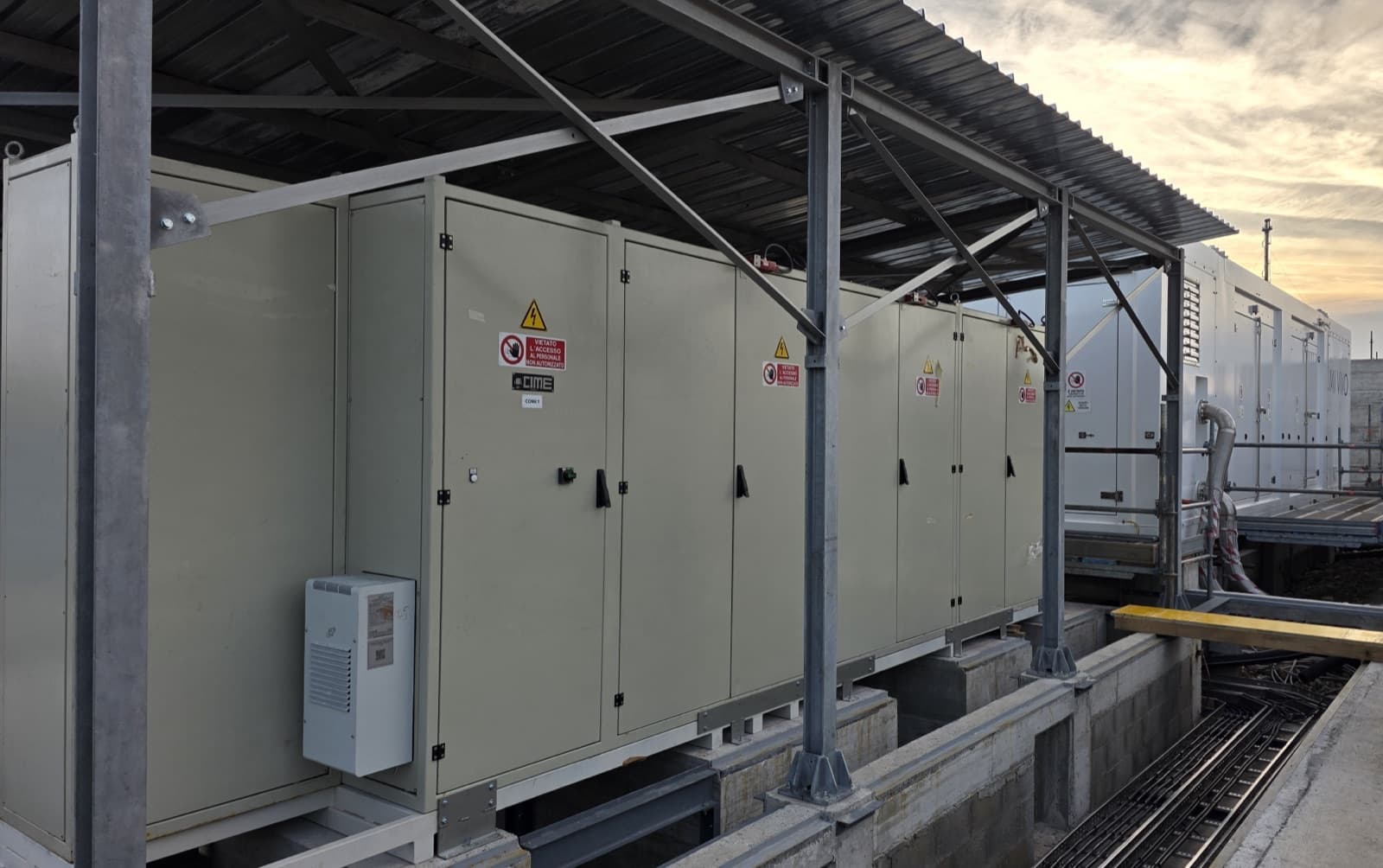 CIME converter for electrolysers in outdoor execution, cabinets on a skid under a canopy at a hydrogen plant