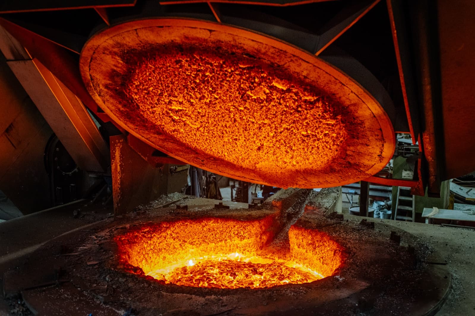 Coreless molten bath held at temperature, low-energy holding
