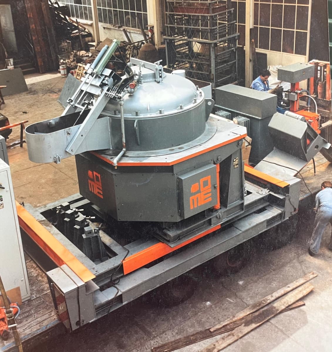 CIME coreless holding furnace with hydraulic tilting body in a foundry