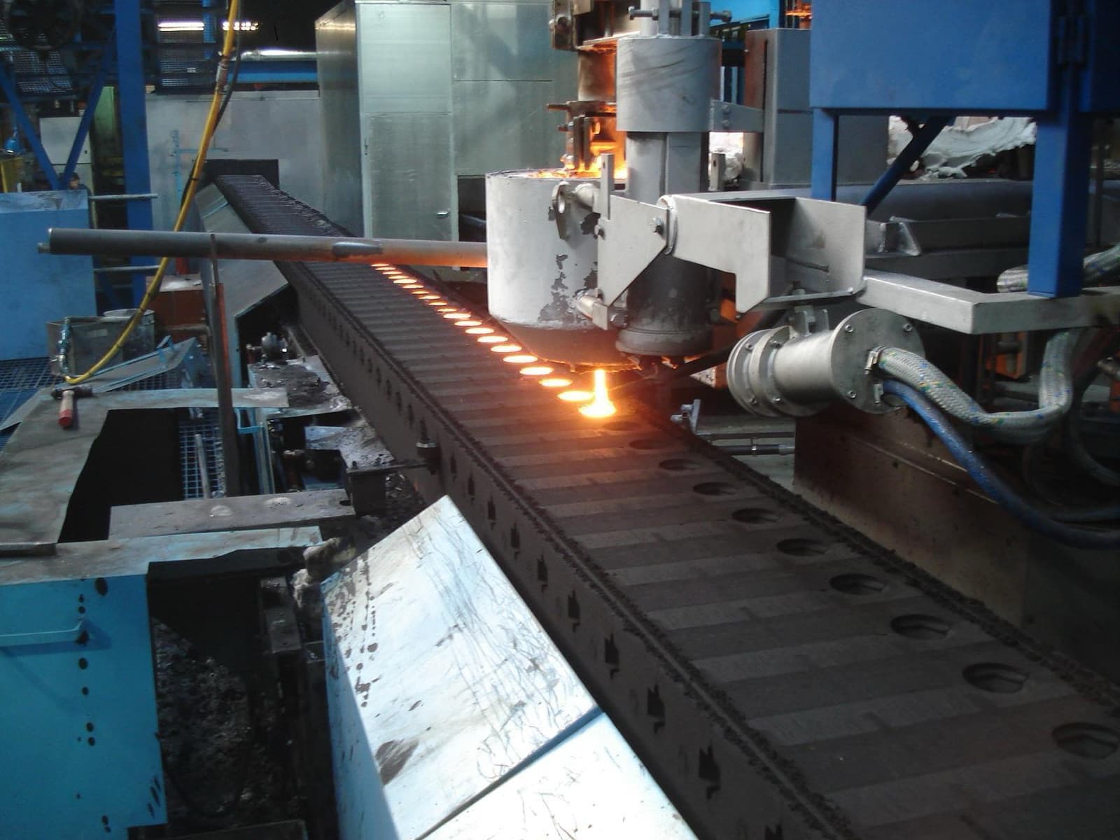 CAP automatic pouring system dosing molten iron into moulds on a moving line