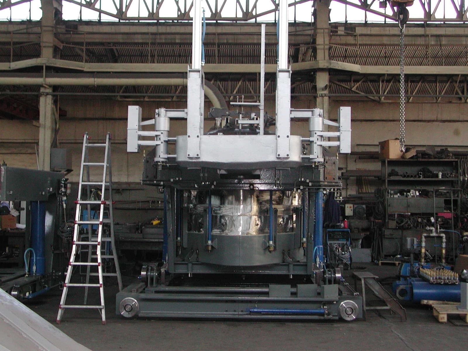 Coreless induction bath at temperature