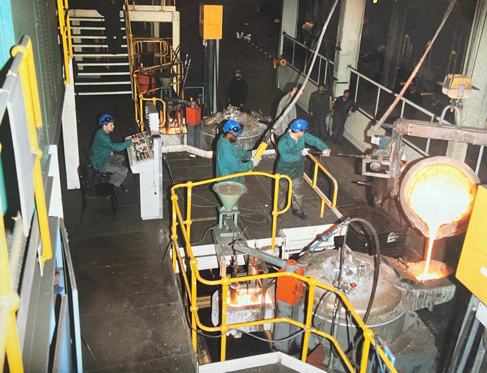 CAP press-pouring furnace pouring a slagless stream of molten iron onto a moulding line