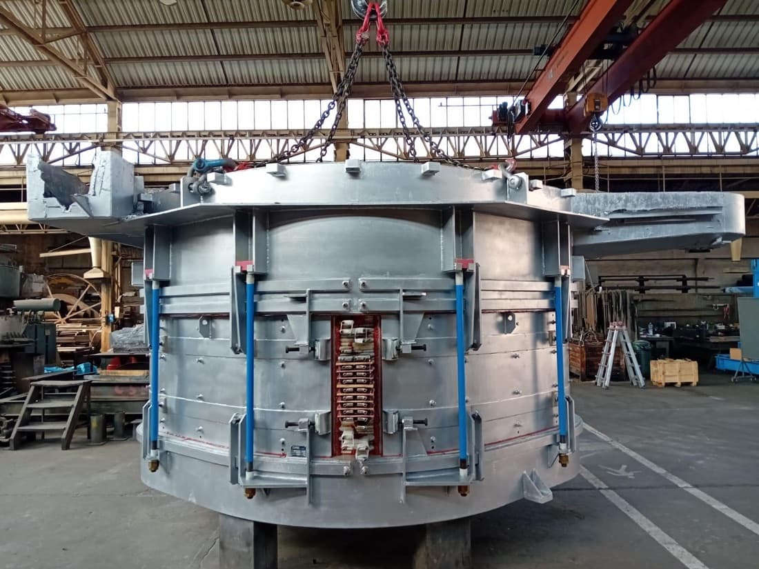 The same CAP 25 furnace after refit, repainted with new hydraulic clamps and a refreshed coil pack